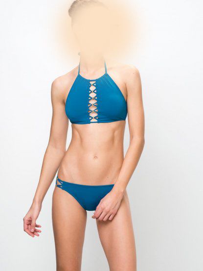 Become submissive to women bodies